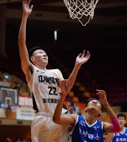 中州蒙古外籍生蘇格爾拿下雙十16分12籃板。
