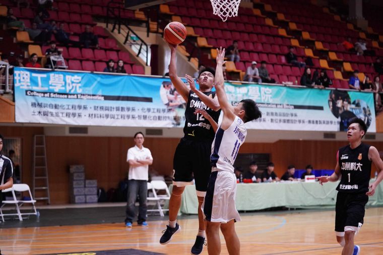 中州陳政軒14分、8籃板，兩季來個人新高。