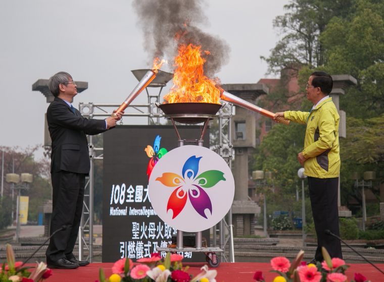 中正大學校長馮展華(左)與教育部體育署副署長王水文共同點燃聖火火炬。