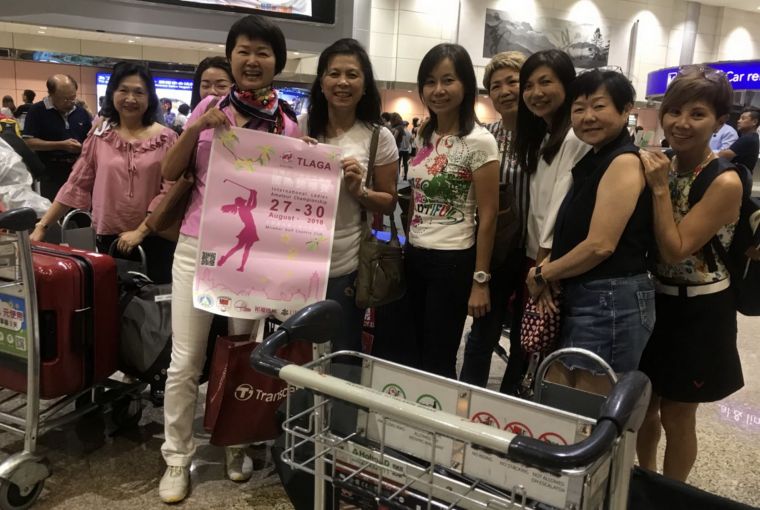 中華婦女會長何美貞（前排左一）去機場接機，與香港隊選手合影。