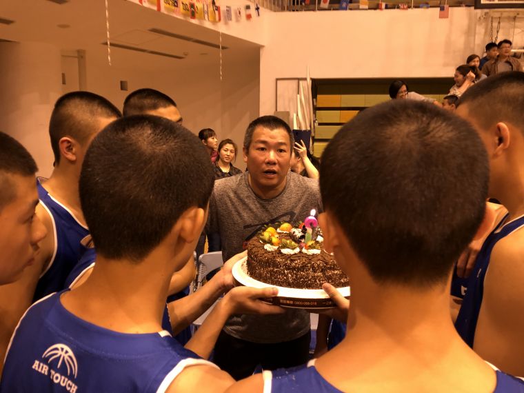 中華教頭唐正昌首度生日遇比賽，子弟兵用分組第一及蛋糕為他慶生。