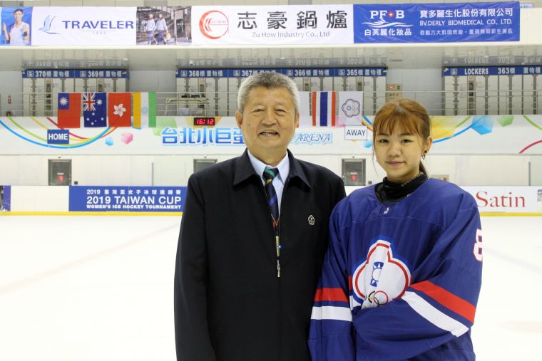中華民國冰球協會理事長謝俊煌（左）與U18中華隊前鋒王璇。冰球協會提供