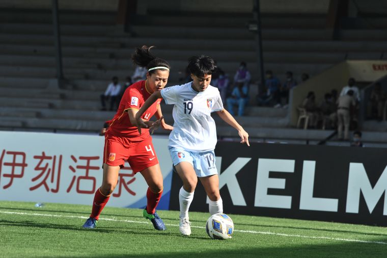 中華隊前鋒蘇育萱面對中國球員逼搶護球。足協提供