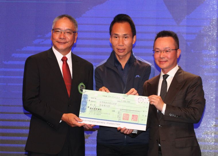 中華高協理事長王政松(右)捐贈一百萬元給TPGA，由TPGA仰德集團許育瑞董事長(中)。鍾豐榮攝
