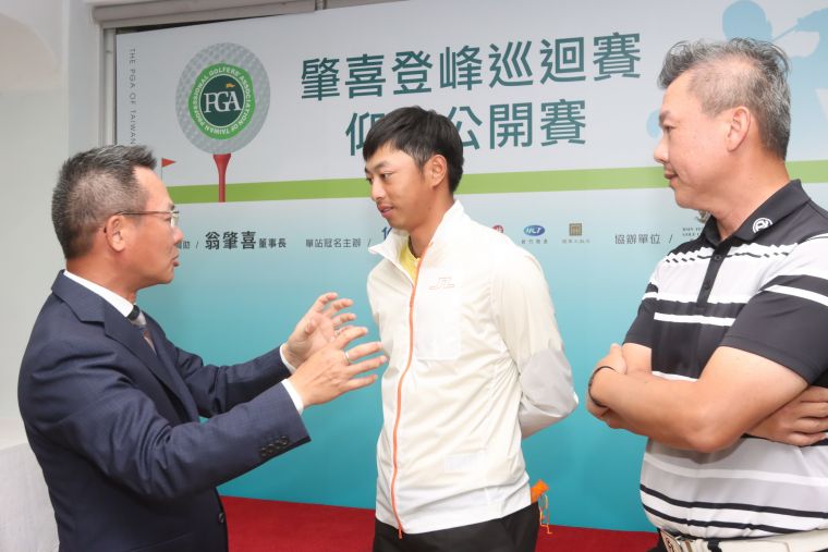 中華高協理事長王政松(左起)特別關心王偉軒在美巡資格考試。鍾豐榮攝影