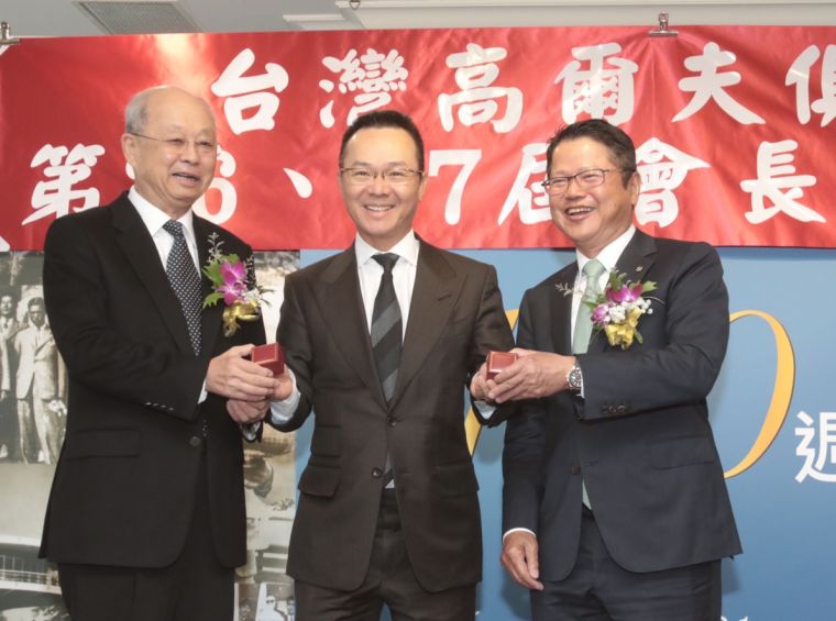 中華高協理事長王政松（中）贈送紀念品給上任會長陳茂仁（右）及新任會長紀文豪（左）