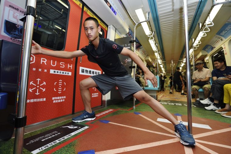 二重國中棒球選手 張祖恩於UA RUSH 體能挑戰列車上示範接球動作，提醒大家接球姿勢要確實才能發揮效果。