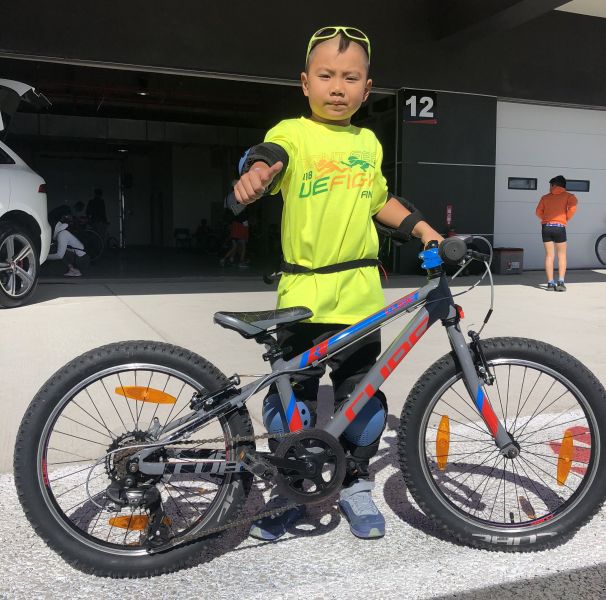五歲小冠軍-羅羿參加12月8日於麗寶國際賽車場舉辦的We Flight Cycling 鐵馬首發會活動,獲得冠軍,每日伏地挺身鍛鍊 完賽要吃「奶雞」。