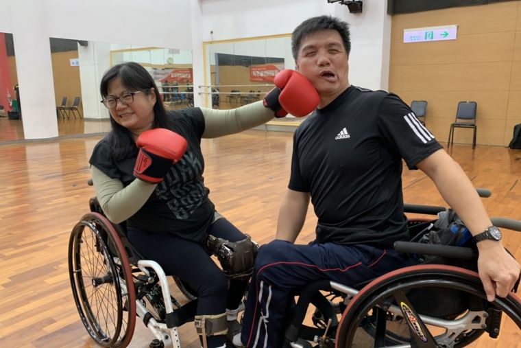 亞帕運輪椅舞銀牌夫妻檔黃薏蓉（左）和郭文生。官方提供