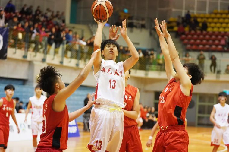 佛光王竫婷11分、12籃板本季首度「雙十」。