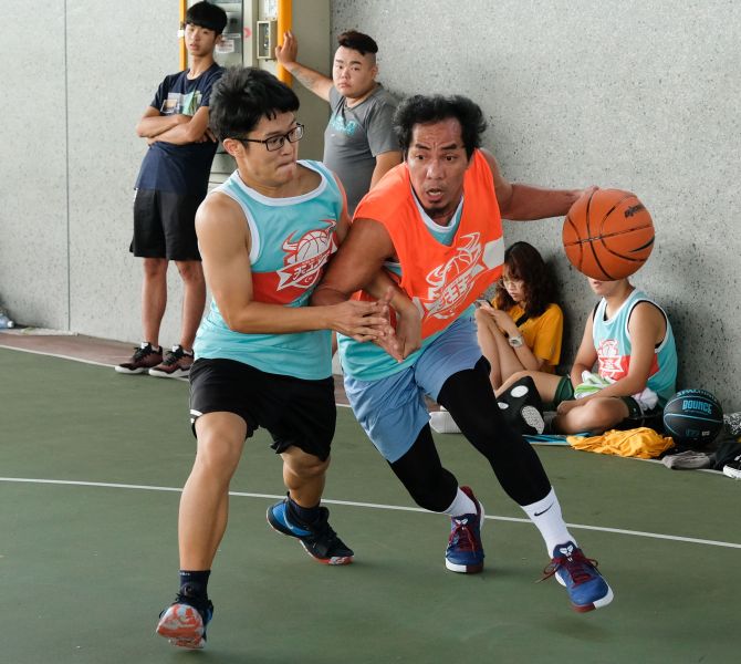 來台灣2年半的菲律賓Romulus Nabong(圖右)，今(14日)與台灣隊友組成「這球我來」勇闖摩曼頓天王盃大專社會組，雖然沒能晉級，但Romulus相當喜歡現場的氣氛。主辦單位提供
