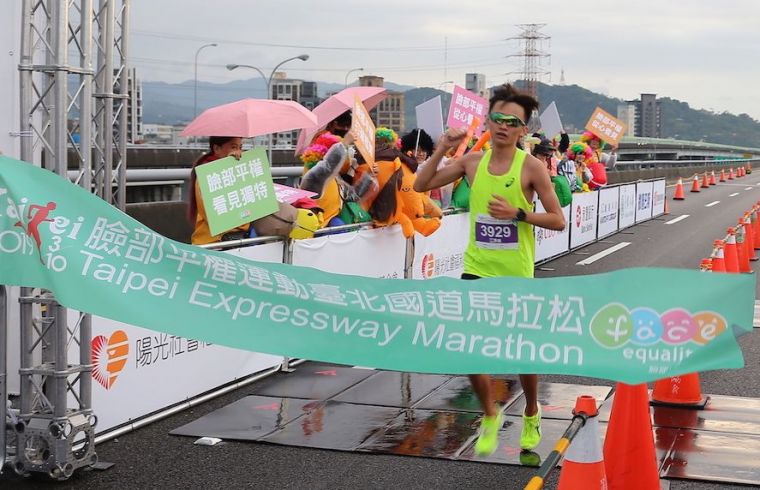 來自台北市立大學一年級的江彥綸，對於自己的成績抱有些許遺憾，仍以1小時 14分57秒獲得臺北國道馬拉松男子半馬冠軍。主辦單位提供