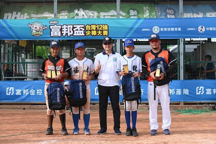 個人獎得主，左起余念祖、王麒翔、右起連智淵、黃宥銘。中華棒協提供