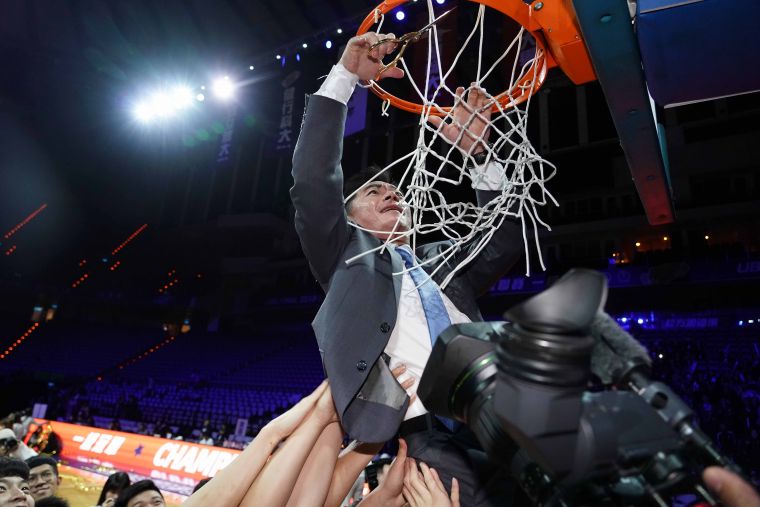 健行教練劉孟竹剪下小巨蛋籃網。