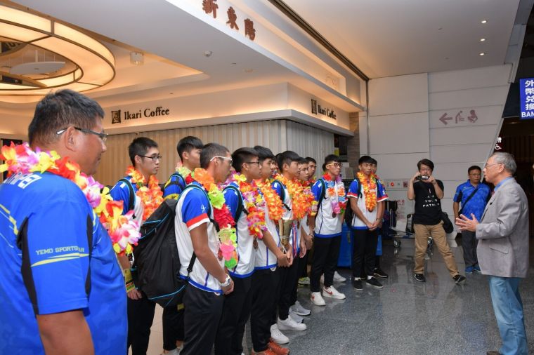 全國手球理事長官賢明（右）恭喜中華小將奪銅，並感謝教練與球員的努力。中華民國手球協會提供