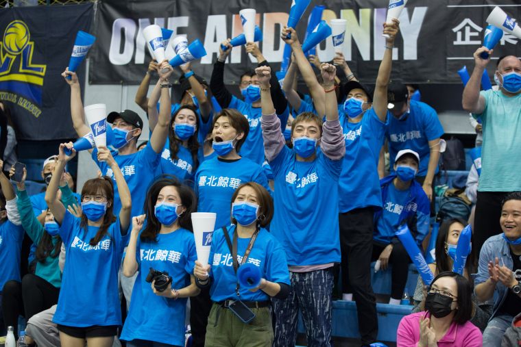 全明星賽藍隊到場為臺北鯨華加油。中華民國排球協會提供