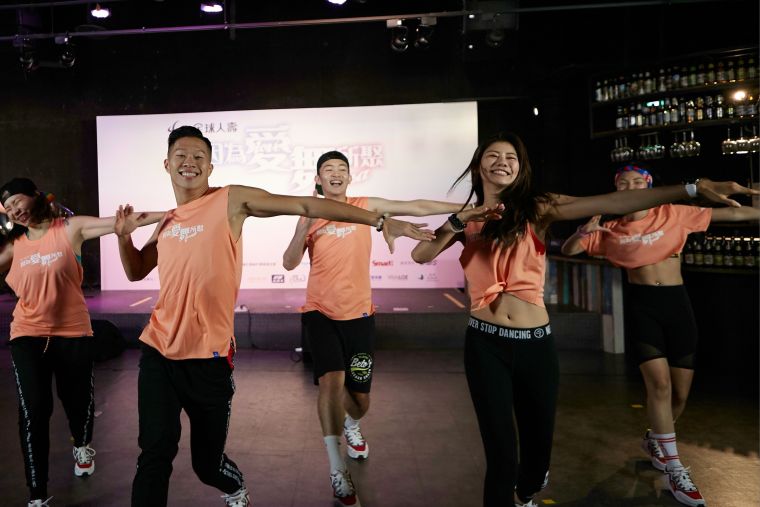 全球人壽「因為愛舞所聚ZUMBA」公益活動優質師資直播現場熱舞，邀民眾報一起舞動健康。大會提供