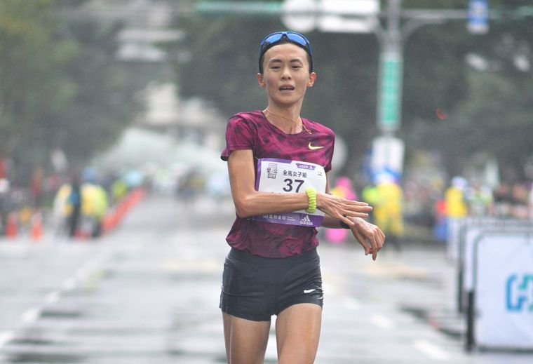 全馬國內女子組冠軍由半程馬拉松全國紀錄保持人謝千鶴以2小時40分44秒封后。主辦單位提供