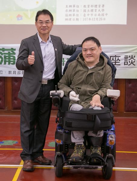 兩位主講人(左)國立體育大學教授黃永旺、地板滾球金牌選手陳銘哲。