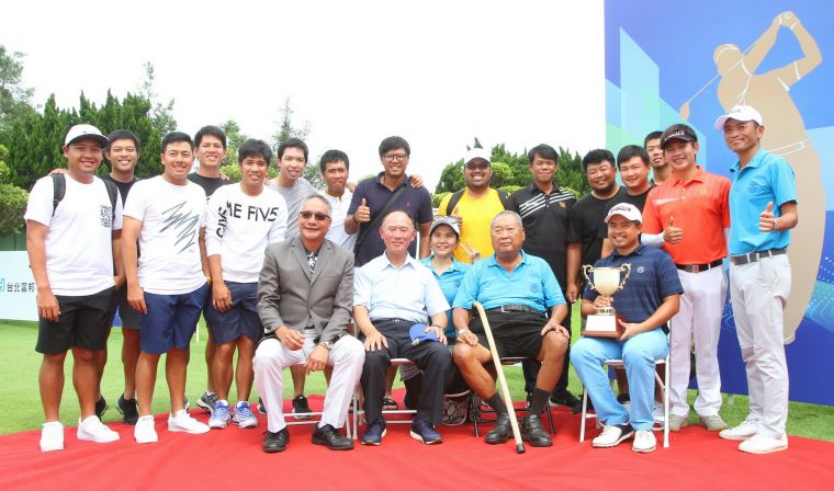 冠軍得主泰國韋蘇(右三)和泰國高爾夫隊友及貴賓們合影。鍾豐榮攝影
