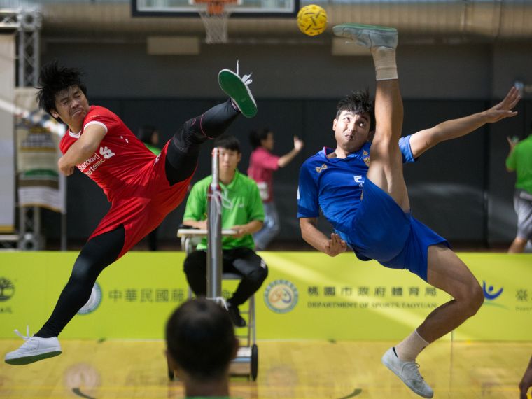 冠軍戰ARTONG（右）與TUK_NEILI激烈交鋒／中華民國藤球協會提供