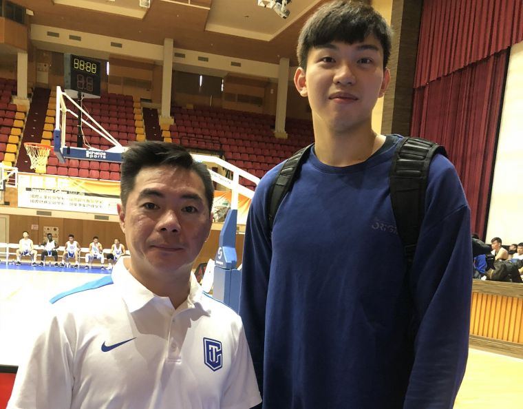 冠軍賽前夕，世大運藍隊總教練劉孟竹、曾祥鈞相見歡。大會提供