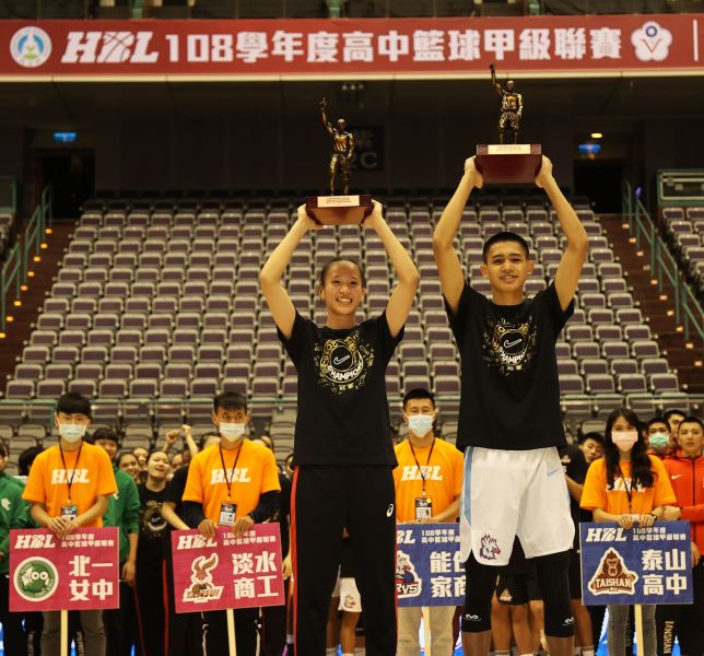 冠軍賽MVP能仁游艾喆（右）、淡商王玥媞（左）。大會提供