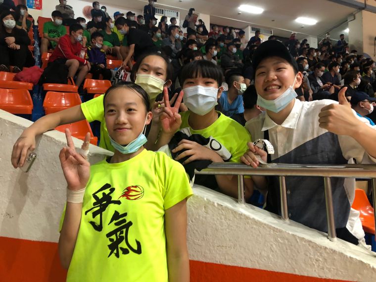 冠軍賽MVP黃子芸（左）與民族學姊蔡佑蓮（右）等人。大會提供