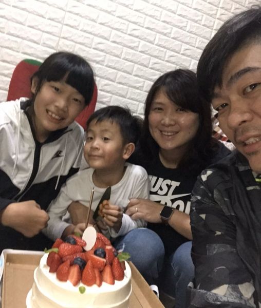 前籃球國手夫妻檔教練吳志偉、陳怡儒全家福切蛋糕慶生。大會提供