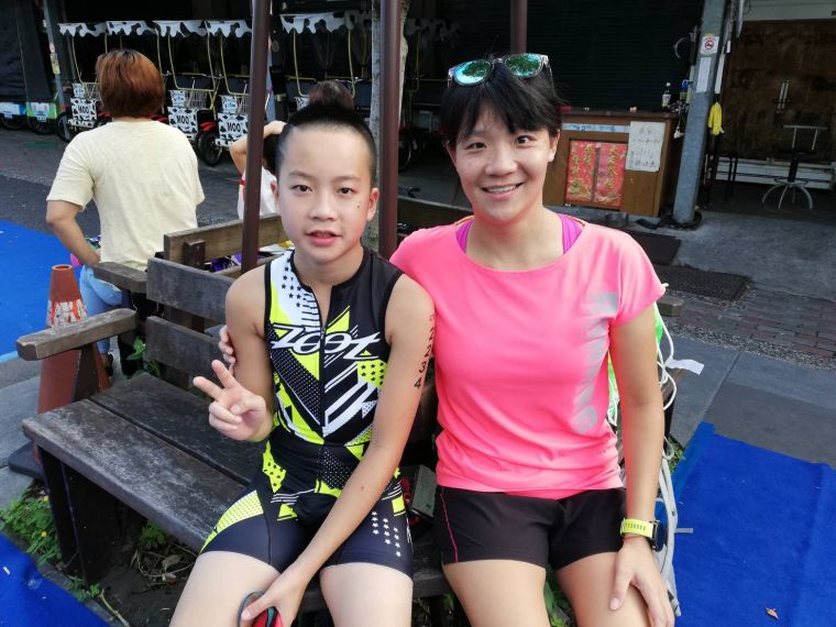 前蝶式大專紀錄保持人薛淳方帶她訓練的小將參賽。中華民國鐵人三項協會提供