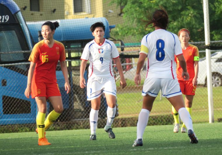 前鋒9號李綉琴創造出不少進攻機會(白衣)。中華民國足球協會提供