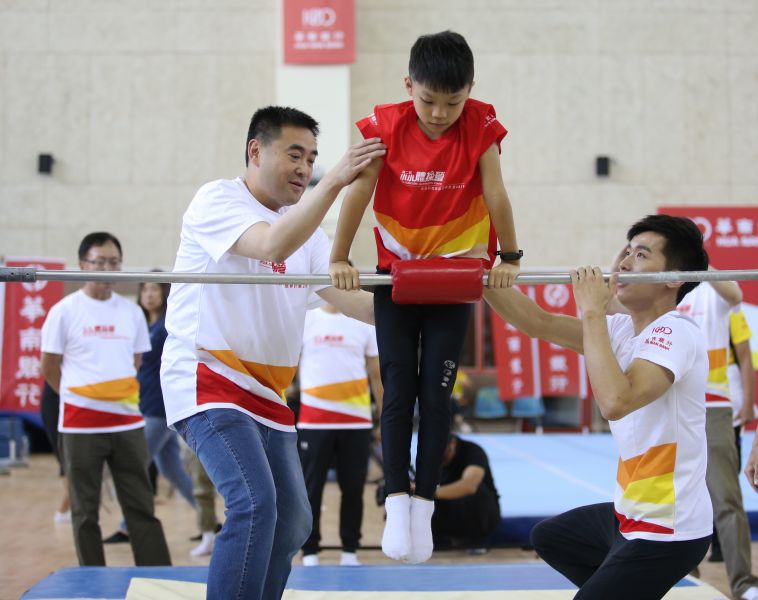 剛為國家隊拿到奧運資格的李智凱（圖右），今（9日）擔任華南銀行第二屆小小體操營教練。主辦單位提供