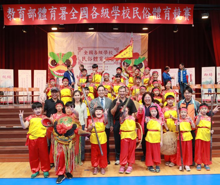 副署長王水文（第二排左起第3）與中心主任蔡宗信（第二排左起第4）與參賽選手合影。臺南大學提供