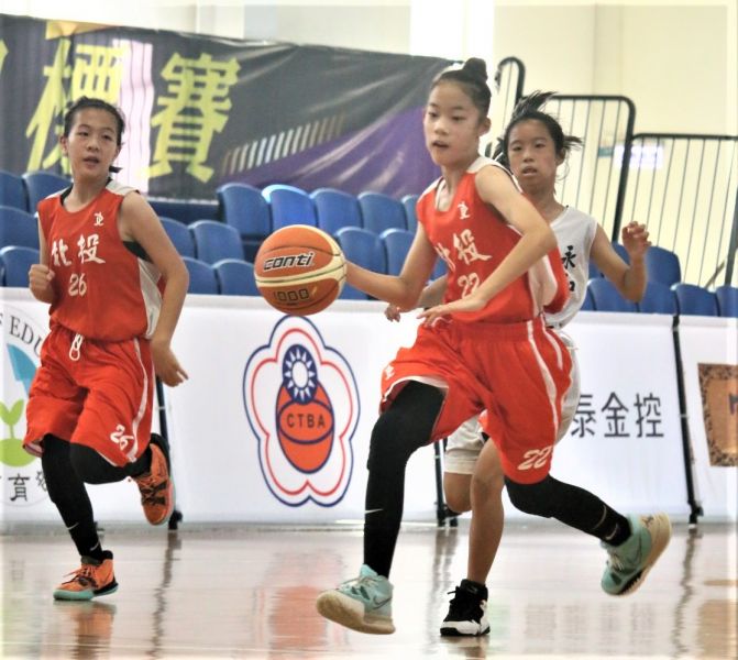 北投女籃日籍雙胞胎妹妹八田紗希擺脫對手運球前推。大會提供