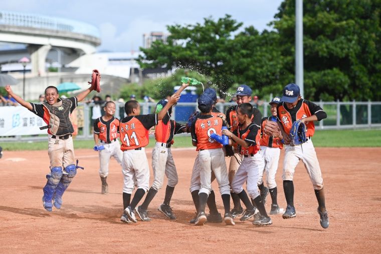 卑南首度參賽獲得冠軍，賽後選手激動擁抱。中華棒協提供