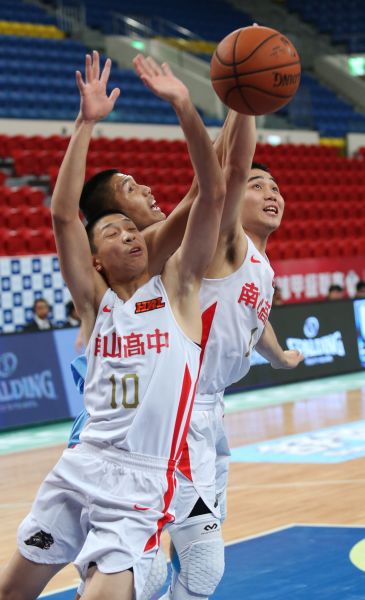 南山陳力生（右）三分球10投中5生涯新高，21分、7籃板。大會提供