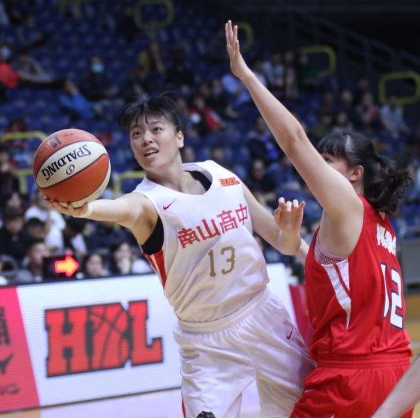 南山陳昱潔三分球2 投中2拿14分、8籃板及助攻、抄截各2。