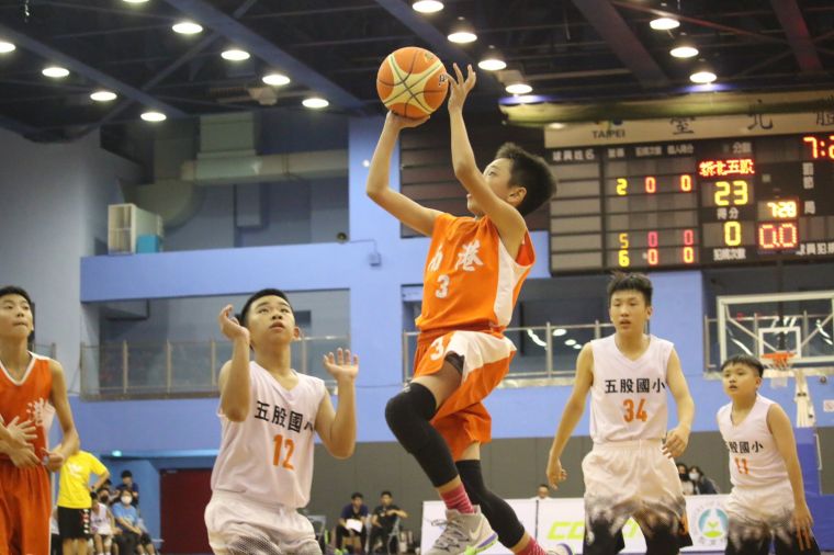 南港男籃繼上月獲全國少年籃賽305公分籃高組冠軍後再拚聯賽第一。大會提供
