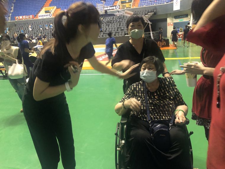 南湖教練孫韻筌賽後跟不辭千里坐輪椅來看她的外婆溫馨互動。大會提供