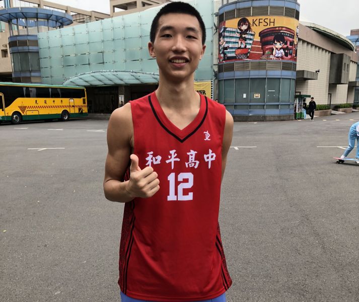 去年底驟然往生的前中華男籃國手熊仁正有子克紹箕裘，熊哲言披北市和平高中戰袍打HBL資格賽。