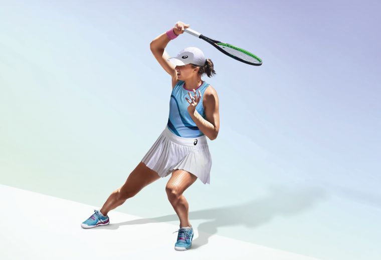 去年法網女單冠軍Iga Swiate穿著全新配色GEL-RESOLUTION 8，搭配鮮艷明亮的服飾展現個人完美球技。官方提供