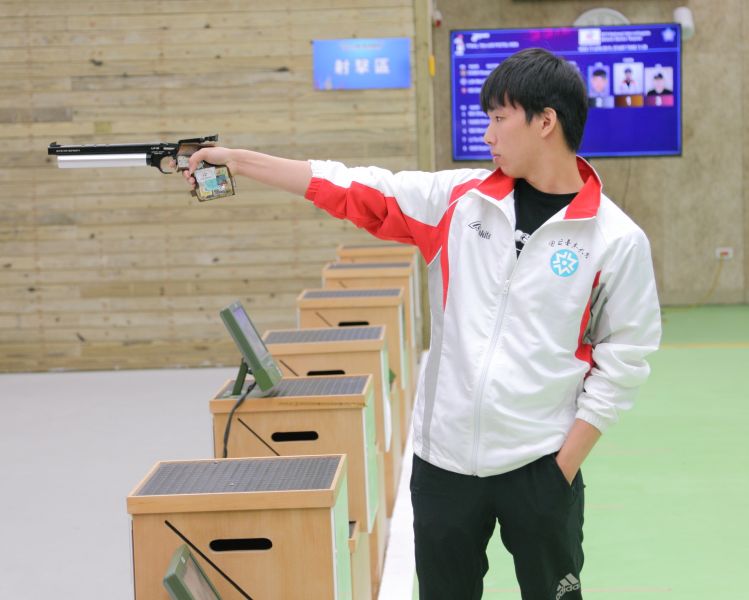 台東大學陳宣佑獲男子10公尺空氣手槍個人金牌。