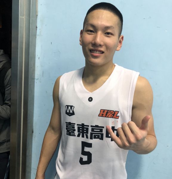 台東高中「一哥」劉以道飆6記三分球狂拿28分後比出手「6」手勢。