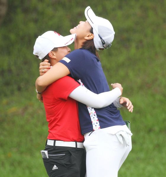 台灣劉嬿在延長賽奪下高雄市女子高爾夫慈善賽冠軍後，擁抱同組的李欣慶賀。鍾豐榮攝