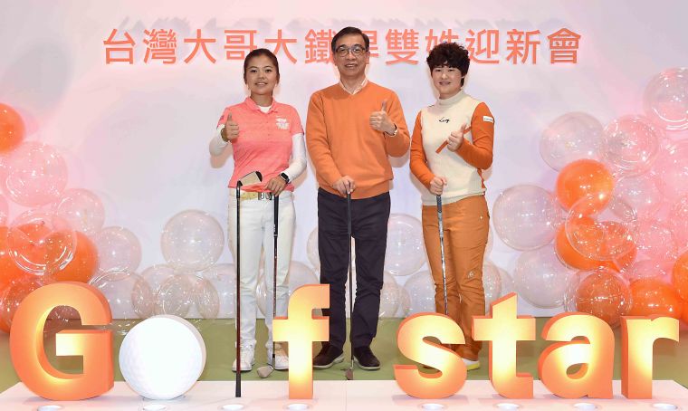 台灣大哥大總經理鄭俊卿(中)與旅美好手徐薇淩(左)，歡迎李旻加入台灣大家族。