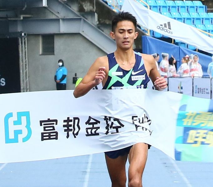 台灣好手周庭印已破個人PB的2小時23分21秒成績奪得馬拉松男子組台灣選手第一名。大會提供