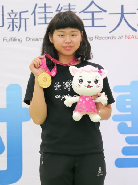 台灣師大余艾玟摘下女子10公尺空氣手槍個人金牌，達成四連霸。大會提供