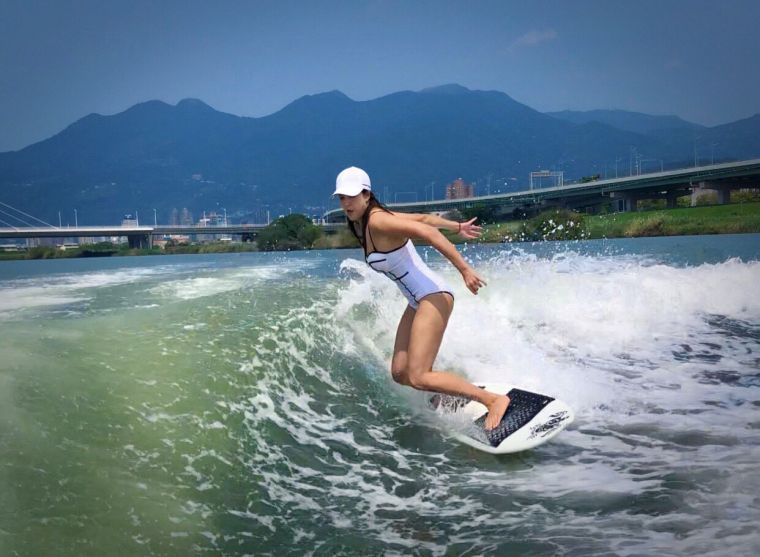 台灣快艇衝浪選手陳美彤Kimberly奪得WRS世界排名賽系列的線上比賽銀牌。官方提供