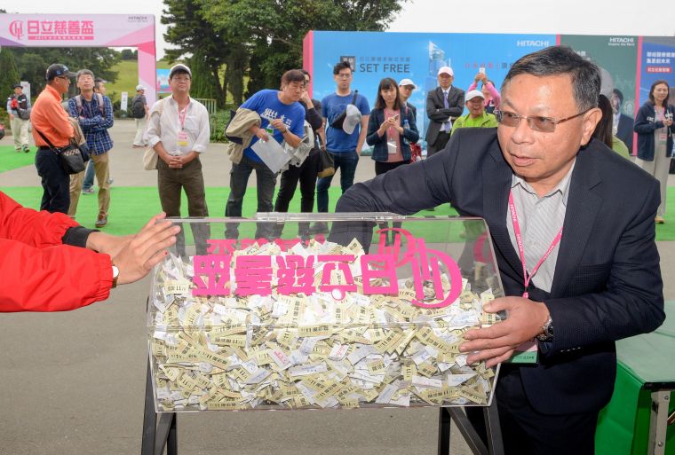 台灣日立亞太股份有限公司管理部總經理林朝榮(右)在活動現場抽出獎項。