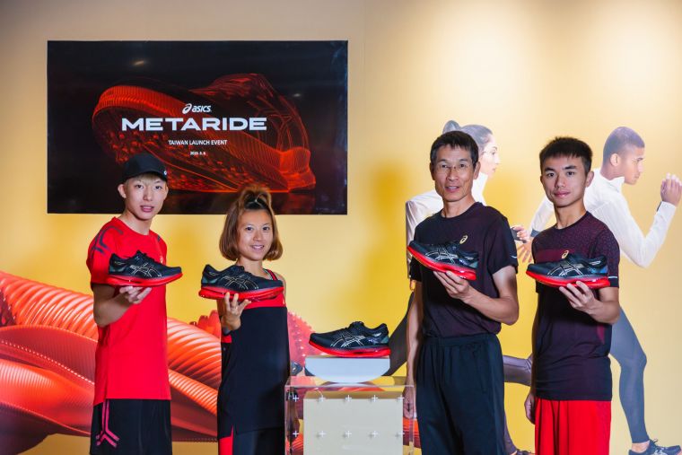 台灣菁英跑者(左起)張智銓、蘇鳳婷、許績勝教練及陳威廷ASICS METARIDE將帶領他們突破極限 WIN THE LONG RUN。亞瑟士提供